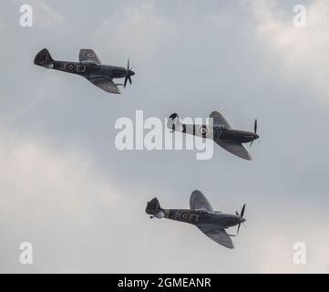 IWM Duxford, Cambridgeshire, Großbritannien. 18. September 2021. Die Flugausstellung beginnt bei der Battle of Britain Air Show auf dem ehemaligen RAF-Gelände, das während des Zweiten Weltkriegs eine zentrale Rolle als Basis für viele Spitfire- und Hurricane-Piloten spielte, mit passenderweise verschiedenen Marken von Spitfire und Hurricanes. Quelle: Malcolm Park/Alamy Live News Stockfoto