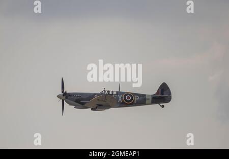 IWM Duxford, Cambridgeshire, Großbritannien. 18. September 2021. Die Flugausstellung beginnt bei der Battle of Britain Air Show auf dem ehemaligen RAF-Gelände, das während des Zweiten Weltkriegs eine zentrale Rolle als Basis für viele Spitfire- und Hurricane-Piloten spielte, mit passenderweise verschiedenen Marken von Spitfire und Hurricanes. Quelle: Malcolm Park/Alamy Live News Stockfoto