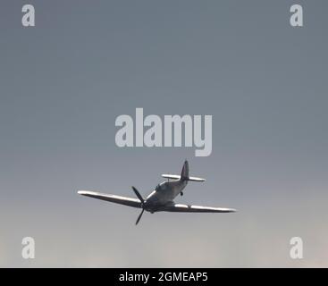 IWM Duxford, Cambridgeshire, Großbritannien. 18. September 2021. Die Flugausstellung beginnt bei der Battle of Britain Air Show auf dem ehemaligen RAF-Gelände, das während des Zweiten Weltkriegs eine zentrale Rolle als Basis für viele Spitfire- und Hurricane-Piloten spielte, mit passenderweise verschiedenen Marken von Spitfire und Hurricanes. Quelle: Malcolm Park/Alamy Live News Stockfoto