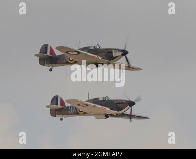 IWM Duxford, Cambridgeshire, Großbritannien. 18. September 2021. Die Flugausstellung beginnt bei der Battle of Britain Air Show auf dem ehemaligen RAF-Gelände, das während des Zweiten Weltkriegs eine zentrale Rolle als Basis für viele Spitfire- und Hurricane-Piloten spielte, mit passenderweise verschiedenen Marken von Spitfire und Hurricanes. Quelle: Malcolm Park/Alamy Live News Stockfoto