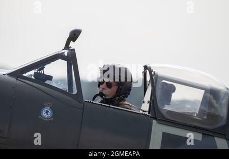 IWM Duxford, Cambridgeshire, Großbritannien. 18. September 2021. Die Flugausstellung beginnt bei der Battle of Britain Air Show auf dem ehemaligen RAF-Gelände, das während des Zweiten Weltkriegs eine zentrale Rolle als Basis für viele Spitfire- und Hurricane-Piloten spielte, mit passenderweise verschiedenen Marken von Spitfire und Hurricanes. Quelle: Malcolm Park/Alamy Live News Stockfoto