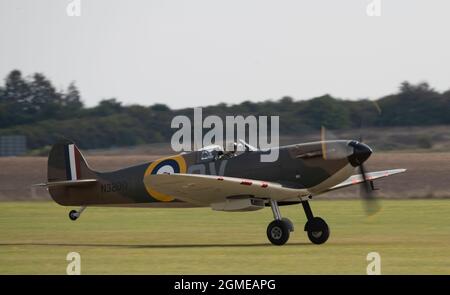 IWM Duxford, Cambridgeshire, Großbritannien. 18. September 2021. Die Flugausstellung beginnt bei der Battle of Britain Air Show auf dem ehemaligen RAF-Gelände, das während des Zweiten Weltkriegs eine zentrale Rolle als Basis für viele Spitfire- und Hurricane-Piloten spielte, mit passenderweise verschiedenen Marken von Spitfire und Hurricanes. Quelle: Malcolm Park/Alamy Live News Stockfoto