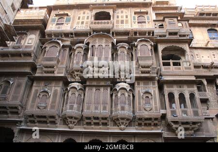 Blick auf Patwon KI haweli vom Hof aus, in der Wüstenstadt Jaisalmer in Indien Stockfoto