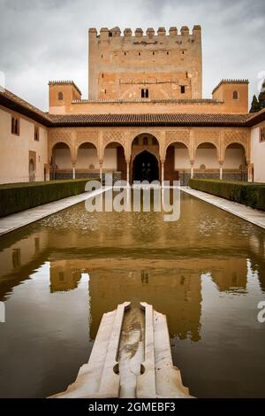 Pool in einem Innenhof in der Alhambra in Granada, Spanien Stockfoto