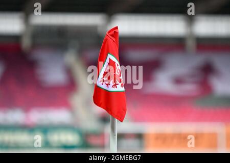 Llanelli, Wales. 17. September 2021. Eine Eckflagge des Fußballverbands von Wales vor dem Qualifikationsspiel der FIFA Frauen-Weltmeisterschaft 2023 zwischen Wales und Kasachstan am 17. September 2021 im Parc y Scarlets in Llanelli, Wales, Großbritannien. Quelle: Duncan Thomas/Majestic Media/Alamy Live News. Stockfoto