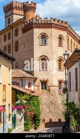 Barolo, Italien - um August 2021: Schloss Barolo. Das Dorf Barolo ist UNESCO-Weltkulturerbe. Stockfoto