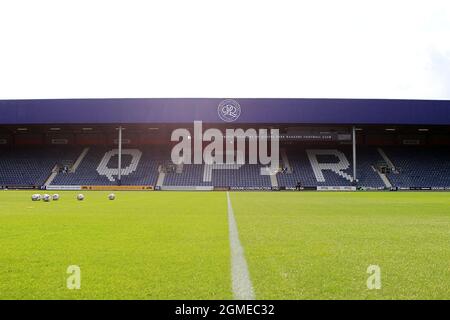 London, Großbritannien. September 2021. Allgemeine Sicht auf das Innere des Stadions vor dem Start. EFL Skybet Championship Match, Queens Park Rangers gegen Bristol City im Kiyan Prince Foundation Stadium, Loftus Road in London am Samstag, 18. September 2021. Dieses Bild darf nur für redaktionelle Zwecke verwendet werden. Nur zur redaktionellen Verwendung, Lizenz für kommerzielle Nutzung erforderlich. Keine Verwendung bei Wetten, Spielen oder Veröffentlichungen in einem Club/einer Liga/einem Spieler. PIC von Steffan Bowen/Andrew Orchard Sports Photography/Alamy Live News Credit: Andrew Orchard Sports Photography/Alamy Live News Stockfoto