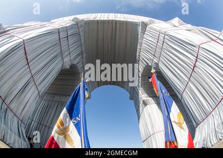 ERSTER TAG DER ERÖFFNUNG L'ARC DE TRIOMPHE VERPACKT Stockfoto