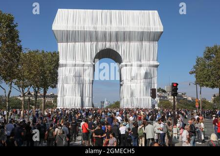 ERSTER TAG DER ERÖFFNUNG L'ARC DE TRIOMPHE VERPACKT Stockfoto