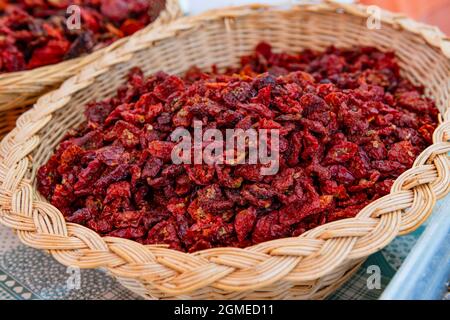 Getrocknete Tomaten im Korb. Leckere Gartenernte. Italienische Küche. Konzentrieren Sie sich auf Tomaten Stockfoto