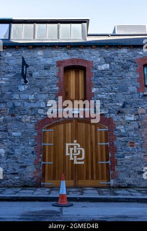 DUBLIN, IRLAND - 21. März 2021: Die Frontfassade der 'Teeling Whiskey Distillery in Dublin, Irland Stockfoto