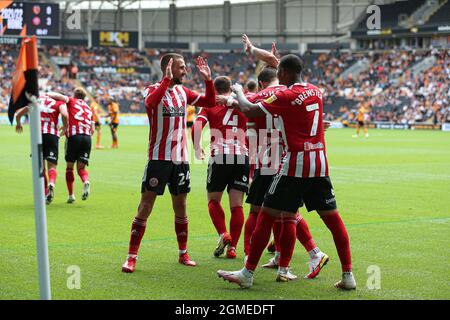 KINGSTON UPON HULL, GROSSBRITANNIEN. 18. SEPTEMBER Weitere Feierlichkeiten der Blades-Spieler während des Sky Bet Championship-Spiels zwischen Hull City und Sheffield United im KC Stadium, Kingston upon Hull am Samstag, dem 18. September 2021. (Kredit: Emily Moorby | MI Nachrichten) Kredit: MI Nachrichten & Sport /Alamy Live Nachrichten Stockfoto