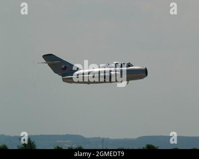 CASLAs, TSCHECHISCHE REPUBLIK - 13. Mai 2017: Ein Düsenjäger, Mikoyan-Gurevich MiG-15 am Himmel Stockfoto