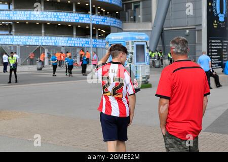 Manchester, Großbritannien. September 2021. Southampton Fans kommen für das Spiel in Manchester, Vereinigtes Königreich am 9/18/2021. (Foto von Conor Molloy/News Images/Sipa USA) Quelle: SIPA USA/Alamy Live News Stockfoto