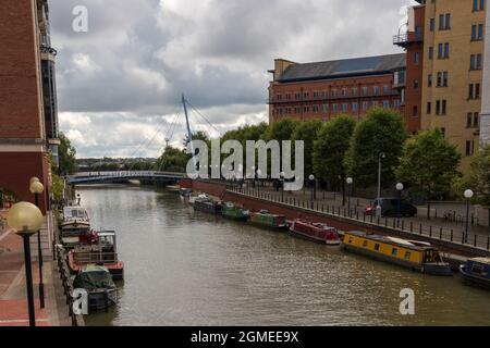 Verankerte Kanalboote und moderne Bürogebäude entlang des Geschäftsviertels „Floating Harbour“ und „Temple Back“ (Temple Quay) im Zentrum von Bristol, Großbritannien Stockfoto