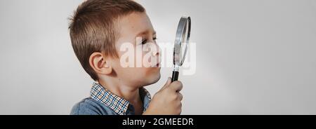 Kleiner Junge mit Lupe, erkunden Konzept Banner Abdeckung Stockfoto