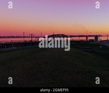 halifax Hafen Promenade im Sommer bei Sonnenuntergang mit georges Insel im Hintergrund Stockfoto