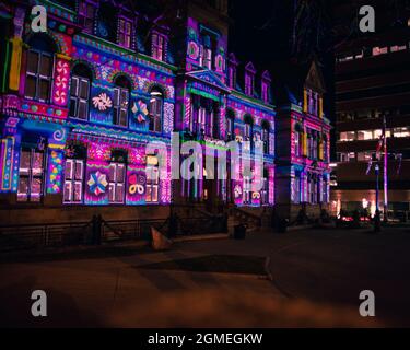 Halifax City Hall National Historic Site of Canada dämmerte mit Weihnachtslichtern in der Nacht Stockfoto