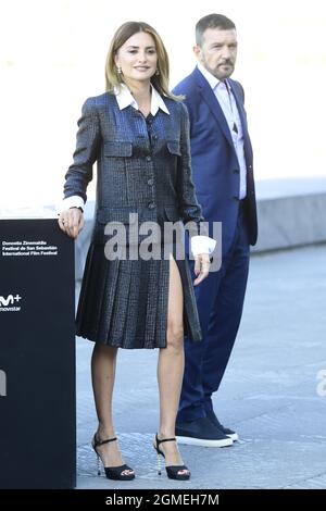 Penelope Cruz, Antonio Banderas, Teilnahme am „offiziellen Wettbewerb“-Fotocall während des 69. San Sebastian International Film Festival im Kursaal Palace am 17. September 2021 in Donostia-San Sebastian, Spanien. Foto von Archie Andrews/ABACAPRESS.COM Stockfoto