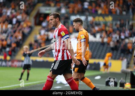 KINGSTON UPON HULL, GROSSBRITANNIEN. 18. SEPTEMBER der Skipper Billy Sharp von Sheffield United (10) kommt vor dem Sky Bet Championship-Spiel zwischen Hull City und Sheffield United am Samstag, dem 18. September 2021 im KC Stadium, Kingston upon Hull, auf den Platz. (Kredit: Emily Moorby | MI Nachrichten) Kredit: MI Nachrichten & Sport /Alamy Live Nachrichten Stockfoto