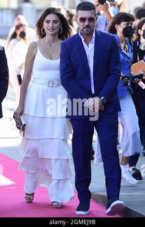 Penelope Cruz, Antonio Banderas beim „offiziellen Wettbewerb“ auf dem Roten Teppich während des 69. Internationalen Filmfestivals von San Sebastian im Victoria Eugenia Theater am 17. September 2021 in Donostia-San Sebastian, Spanien. Foto von Archie Andrews/ABACAPRESS.COM Stockfoto