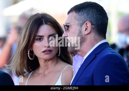 Penelope Cruz, Antonio Banderas beim „offiziellen Wettbewerb“ auf dem Roten Teppich während des 69. Internationalen Filmfestivals von San Sebastian im Victoria Eugenia Theater am 17. September 2021 in Donostia-San Sebastian, Spanien. Foto von Archie Andrews/ABACAPRESS.COM Stockfoto