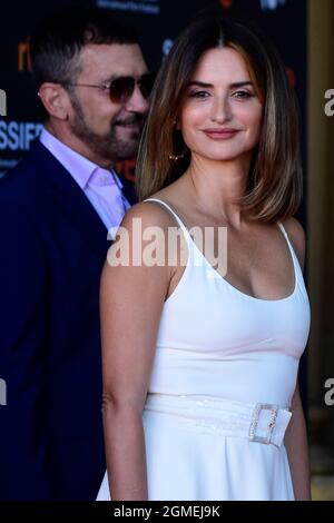 Penelope Cruz, Antonio Banderas beim „offiziellen Wettbewerb“ auf dem Roten Teppich während des 69. Internationalen Filmfestivals von San Sebastian im Victoria Eugenia Theater am 17. September 2021 in Donostia-San Sebastian, Spanien. Foto von Archie Andrews/ABACAPRESS.COM Stockfoto