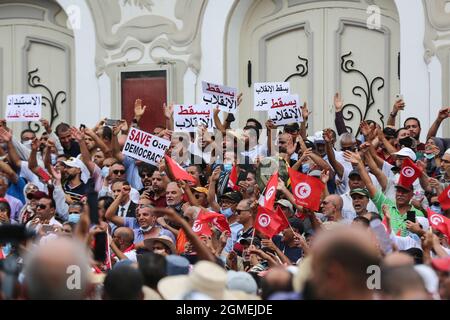 Tunesien. September 2021. Anhänger erheben am 18. September 2021 in Tunis, Tunesien, Slogans. Mehrere hundert Demonstranten versammelten sich am Samstag in Tunis, um gegen die im Juli erfolgte Beschlagnahme der Regierungsgewalt durch den tunesischen Präsidenten Kais Saied zu protestieren, was eine Verfassungskrise auslöste und Anschuldigungen eines Putsches hervorbrachte. (Photo de Mohamed Krit/Sipa USA) Quelle: SIPA USA/Alamy Live News Stockfoto