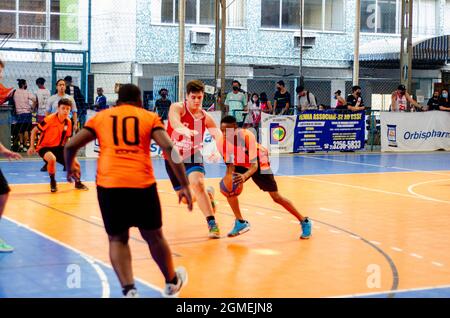 Rio De Janeiro, Brasilien. Mai 2012. FBERJ, Rio de Janeiro State Basketball Federation, bringt die Teams heute, 18. September 2021, und morgen für die vierte Stufe des 3v3 Basketball-Turniers zusammen. Diese Etappe wird die letzte für die Klassifikation des Regionalbüros Brasileiro sein, wobei sechs Männer- und Frauenmannschaften aus jeder Kategorie kommen. Kategorien: Unter 18, unter 23 und Erwachsener. Kredit: Belga /FotoArena/Alamy Live Nachrichten Stockfoto