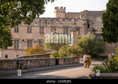 Ein Paar geht Arm in Arm zum Musée Du Petit Palais Avignon France. Stockfoto