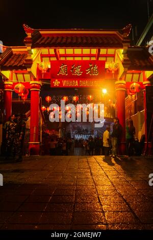 Das Tor von Vihara Dhanagun, einem Kloster in der Stadt Bogor, während der Cap Go Meh Feier. Stockfoto