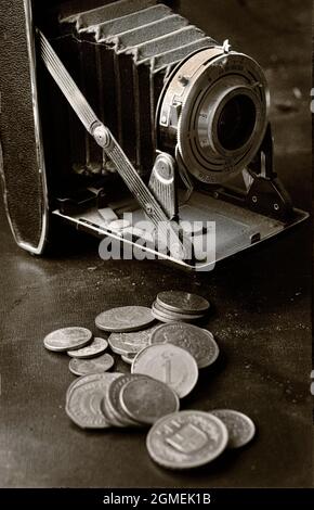 Vintage-Klappkamera und Geldwechsel Stockfoto