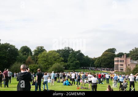Red Arrows flypast der historische G7-Treffpunkt in der Astley Hall, Chorley, Großbritannien. Der Wahlkreis von Sir Lindsay Hoyle, Sprecher des Unterhauses Stockfoto