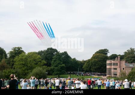 Red Arrows flypast der historische G7-Treffpunkt in der Astley Hall, Chorley, Großbritannien. Der Wahlkreis von Sir Lindsay Hoyle, Sprecher des Unterhauses Stockfoto