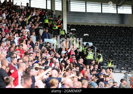 KINGSTON UPON HULL, GROSSBRITANNIEN. 18. SEPTEMBER - Eine hohe Polizeipräsenz im MKM-Stadion während des Sky Bet Championship-Spiels zwischen Hull City und Sheffield United im KC Stadium, Kingston upon Hull am Samstag, dem 18. September 2021. (Kredit: Emily Moorby | MI Nachrichten) Kredit: MI Nachrichten & Sport /Alamy Live Nachrichten Stockfoto