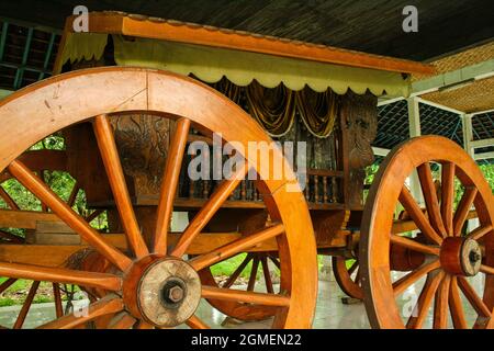 Pedati Gede Pekalangan Detail Foto. Dieser Wagen mit acht Rädern ist im Kasepuhan Palast untergebracht. Kasepuhan ist einer der Paläste in Cirebon. Stockfoto