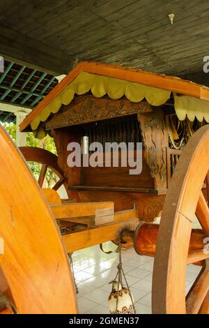 Pedati Gede Pekalangan Detail Foto. Dieser Wagen mit acht Rädern ist im Kasepuhan Palast untergebracht. Kasepuhan ist einer der Paläste in Cirebon. Stockfoto