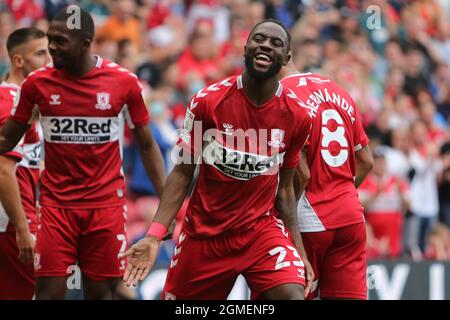 MIDDLESBROUGH, GROSSBRITANNIEN. SEPTEMBER. James Léa Siliki von Middlesbrough feiert Marcus Tavernier von Middlesbrough während des Sky Bet Championship-Spiels zwischen Middlesbrough und Blackpool am Samstag, dem 18. September 2021 im Riverside Stadium, Middlesbrough. (Kredit: Michael Driver | MI Nachrichten) Kredit: MI Nachrichten & Sport /Alamy Live Nachrichten Stockfoto