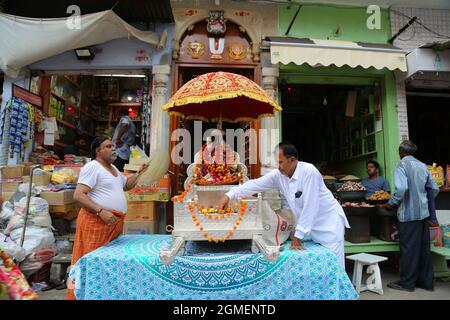 Beawar, Indien. September 2021. Hinduistische Anhänger beten Lord Krishna und der Göttin Radha in einem Tempel anlässlich des Jal Jhulni Ekadashi-Festivals in Beawar an. (Foto von Sumit Sararswat/Pacific Press/Sipa USA) Quelle: SIPA USA/Alamy Live News Stockfoto