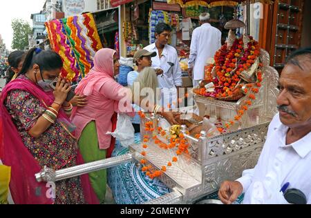 Beawar, Indien. September 2021. Hinduistische Anhänger beten Lord Krishna und der Göttin Radha in einem Tempel anlässlich des Jal Jhulni Ekadashi-Festivals in Beawar an. (Foto von Sumit Sararswat/Pacific Press/Sipa USA) Quelle: SIPA USA/Alamy Live News Stockfoto