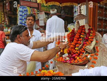 Beawar, Indien. September 2021. Hinduistische Anhänger bieten Lord Krishna und der Göttin Radha in einem Tempel Gebete anlässlich des Jal Jhulni Ekadashi-Festivals in Beawar an. (Foto von Sumit Sararswat/Pacific Press/Sipa USA) Quelle: SIPA USA/Alamy Live News Stockfoto