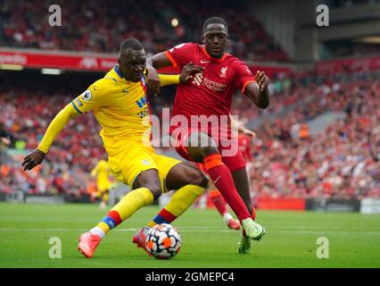 Christian Benteke (links) von Crystal Palace und Ibrahima Konate von Liverpool kämpfen während des Premier League-Spiels in Anfield, Liverpool, um den Ball. Bilddatum: Samstag, 18. September 2021. Stockfoto