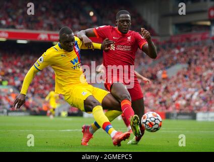 Christian Benteke (links) von Crystal Palace und Ibrahima Konate von Liverpool kämpfen während des Premier League-Spiels in Anfield, Liverpool, um den Ball. Bilddatum: Samstag, 18. September 2021. Stockfoto