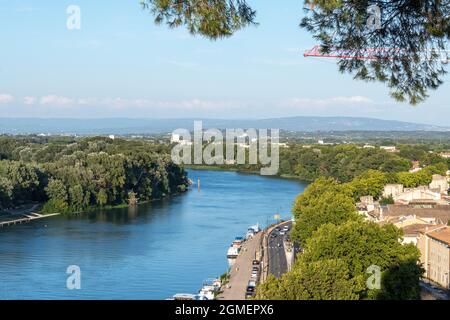 Blick über den Vaucluse in Richtung Chateauneuf du Pape vom Rocher des Doms Aignon, Frankreich. Stockfoto