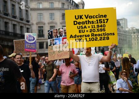 London, Großbritannien. September 2021. - [ ] Hunderte von Anti-vax-Demonstranten sind erneut auf die Straßen Londons gegangen. Sie sind wütend auf die Regierungen und den Umgang mit der Impfkrise. Die Demonstranten versammelten sich im Zentrum Londons. Quelle: graham mitchell/Alamy Live News Stockfoto