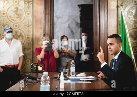 Reggio Calabria, Italien. September 2021. Minister Di Maio hat bei dem Treffen die Strategie des Exports erläutert. Der italienische Minister für auswärtige Angelegenheiten und internationale Zusammenarbeit, Luigi di Maio (M5S, Movimento 5 Stelle), kam in Reggio Calabria an, um die aufstrebende Gouverneurin Amalia Bruni (PD, Partito Democratico), Kandidatin für die Mitte-Links-Koalition bei den Regionalwahlen (3-4. Oktober 2021) zu unterstützen. Di Maio und Bruni trafen ihre Unterstützer in der Handelskammer und später bei einem Abendessen im Pepy's Beach Restaurant. Kredit: SOPA Images Limited/Alamy Live Nachrichten Stockfoto