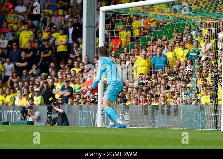 Norwich, Großbritannien. September 2021. Tim Krul von Norwich City konnte den Schuss von Emmanuel Dennis von Watford nicht stoppen, der am 18. September 2021 in Norwich, England, in der Carrow Road die Führung beim Premier League-Spiel zwischen Norwich City und Watford übernimmt. (Foto von Mick Kearns/phcimages.com) Credit: PHC Images/Alamy Live News Stockfoto