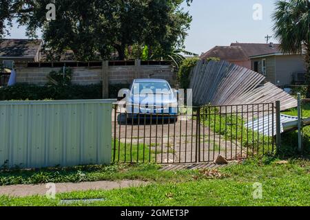 NEW ORLEANS, LA, USA - 9. SEPTEMBER 2021: Der Zaun wurde vom Hurizane Ida in der Gentilly-Nachbarschaft niedergebrannt Stockfoto