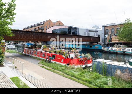 Schlepptau entlang des River Lea Navigation Kanals zwischen Fish Island und Hackney Wick, East London Stockfoto