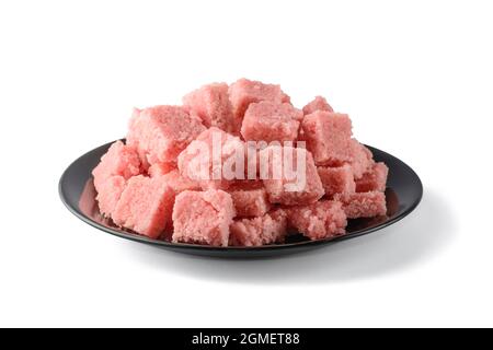 Teller voll mit sri lanka Kokospalmen oder Kokosnussbonbons isoliert auf weißem Hintergrund Stockfoto